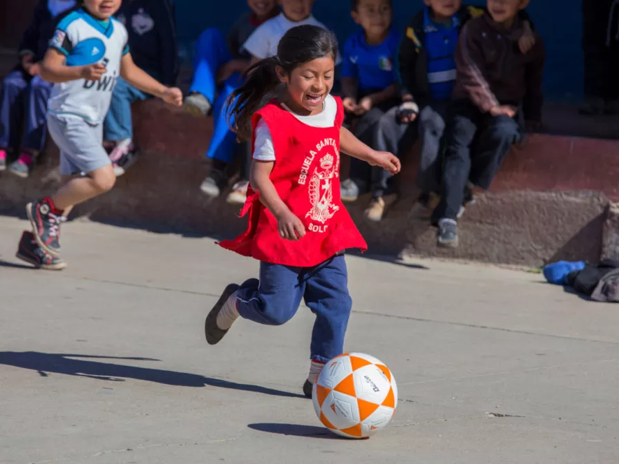 Mädchen in Guatemala spielt Fußball