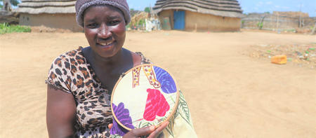 Frau im Südsudan zeigt ihre Handarbeit
