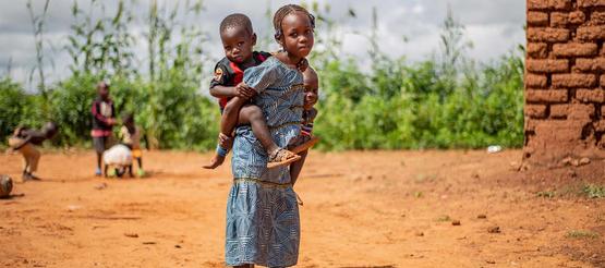 Kinder in einem Dorf in Burkina Faso