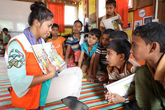 Vorlesestunde für Rohingya-Kinder mit Kinderschutz-Mitarbeiterin von World Vision