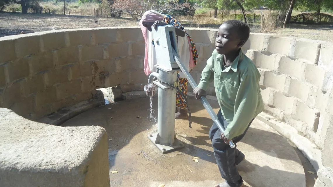 Junge Wasser Chari Tschad World Vision