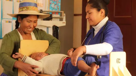 Mutter mit Baby bei einer medizinischen Untersuchung in Bolivien