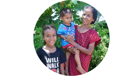 Frau mit zwei Kindern in Indonesien