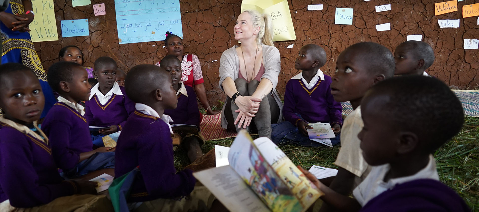 Im Reading-Camp verbessert Tiana ihre Suaheli Kenntnisse