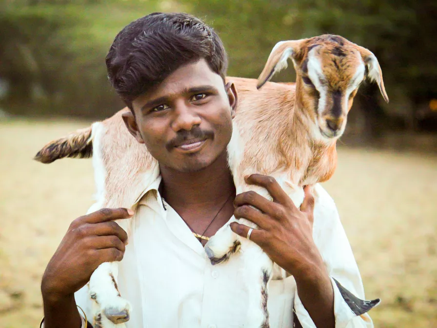 Ehemaliges Patenkind aus Indien mit kleiner Ziege