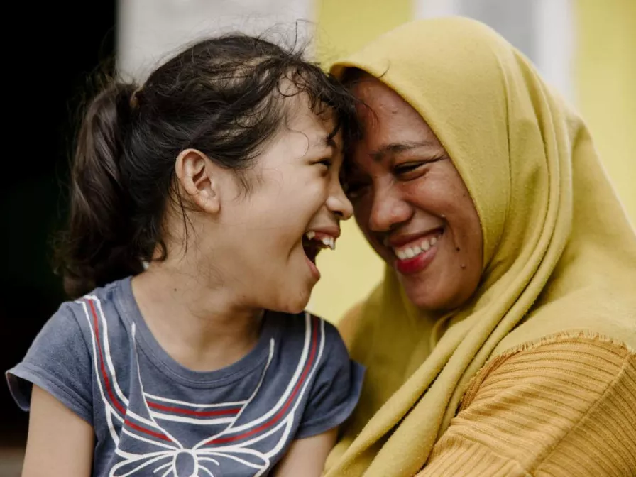Mutter mit Kind, die gemeinsam lachen, Frauengesundheit