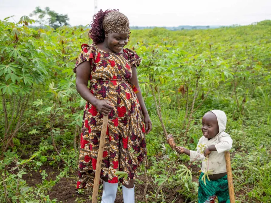 Eine Mutter und ein Kind aus Uganda auf dem Feld 