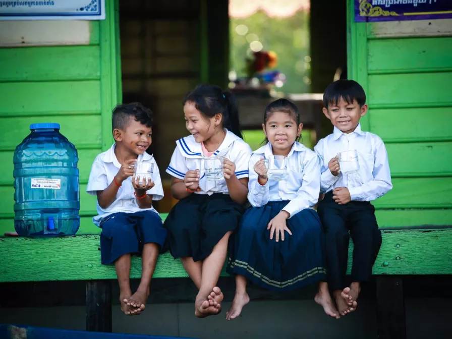 sauberes Trinkwasser weltweit, Kinder aus Kambodscha trinken Wasser