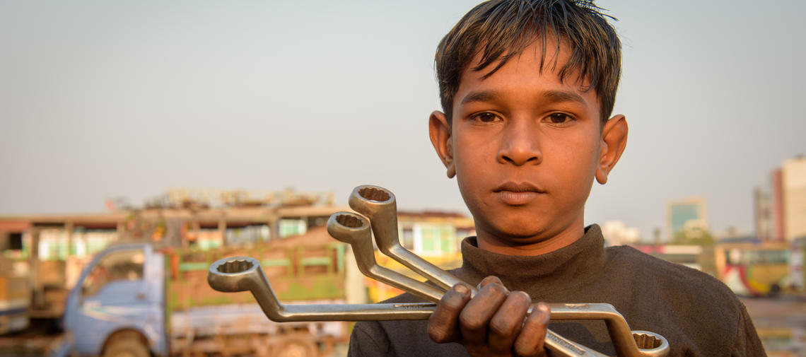 Junge mit seinem Arbeitswerkzeug in Bangladesch