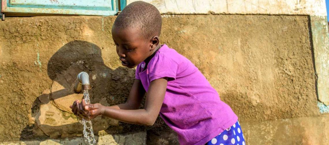 Patenkind Kamama aus Kenia trinkt sauberes Wasser