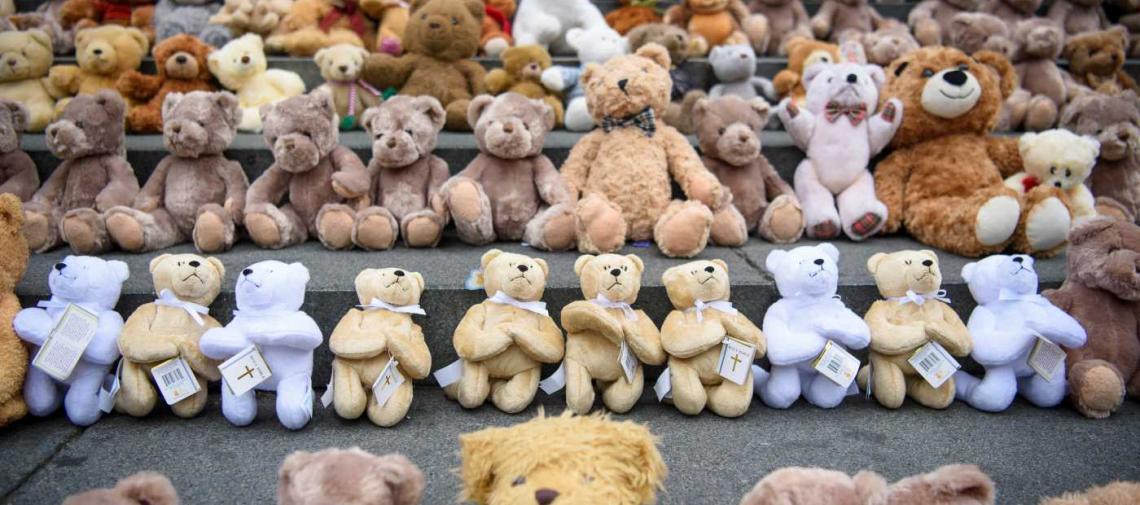 Mahnmal aus 740 Teddybären - Jede Kindheit zählt 