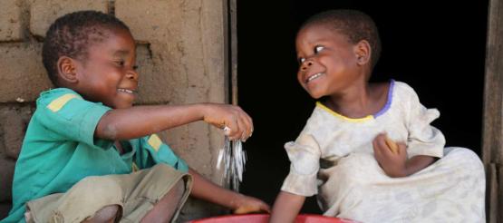Kinder mit Maismehl in Malawi