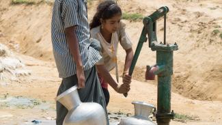 Sharifa pumpt Wasser