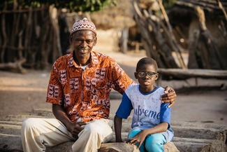 Boubacar mit Tamba, einem World Vision Mitarbeiter