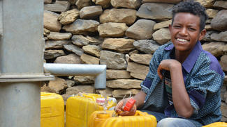 Junge mit sauberem Wasser in Äthiopien