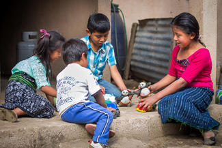 Patenkind Melissa spielt sorglos mit ihren Geschwistern. Ihre Familie und ihr Dorf haben Hilfe durch World Vision erhalten.