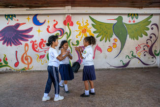 Kinder in einer Schule in Honduras, die mit der Methode "Erziehung zur Zärtlichkeit" von World Vision arbeitet