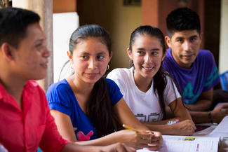 Jugendliche machen im Rahmen von "Youth Ready" gemeinsam Hausaufgaben