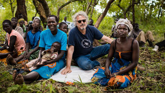 Ein Beispiel für erfolgreiche Reintegration ehemaliger Kindersoldaten lernt Wolfgang Niedecken bei einer Farmergruppe im Distrikt Gulu kennen. Foto: World Vision / Marcus Simaitis