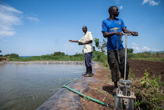 Der Kenianer Justus Rowa betreibt mit Unterstützung von World Vision Fischzucht in Kombination mit Gemüseanbau.