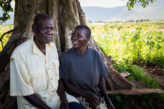 Raphael Rowa und Peres Anyango haben am Viktoriasee mit Hilfe von World Vision auf Fischzucht umgestellt.