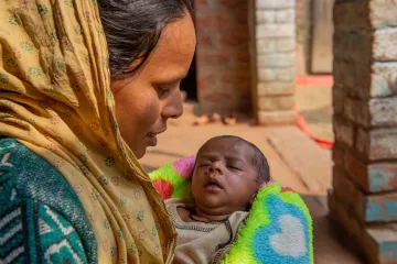 Mutter mit Baby in Indien