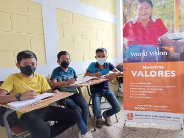 Kinder aus Guatemala an ihren Schulbänken