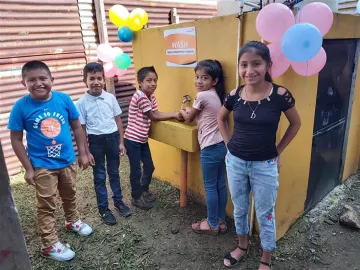 Kinder und Kristel aus Guatemala vor einem Waschbecken