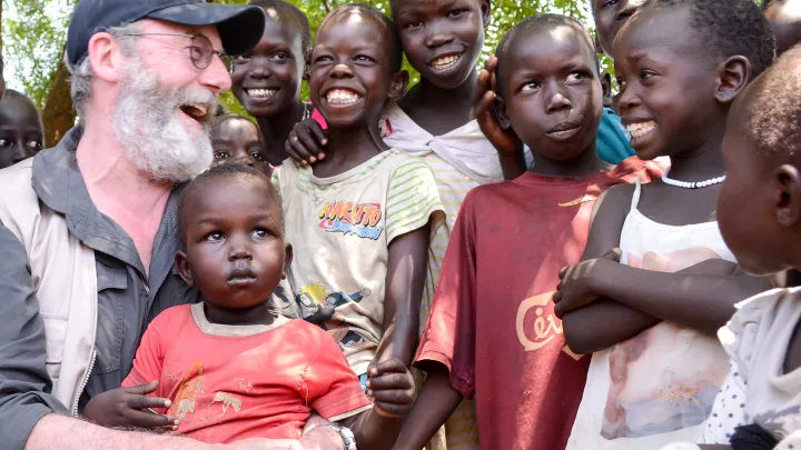 Cunningham besucht Kinder im Südsudan