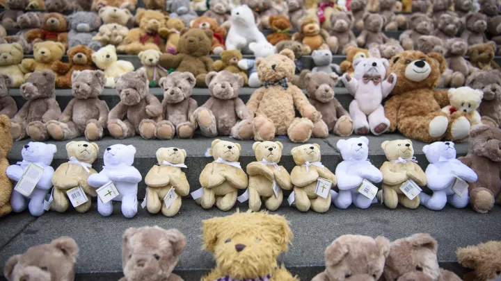 Mahnmal aus 740 Teddybären - Jede Kindheit zählt