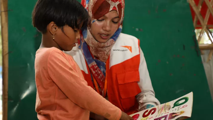 Leseübung mit einem geflüchteten Rohingya-Mädchen im World Vision-Kinderzentrum in Bangladesch