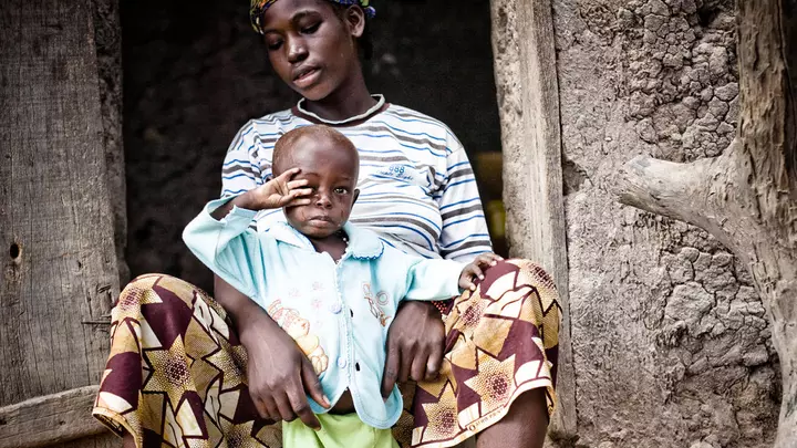 Mutter mit ihrem Sohn im Kampf gegen Frühverheiratung in Mali
