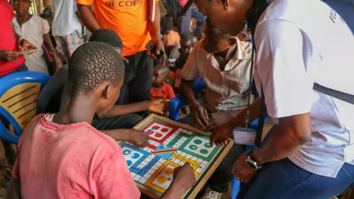 Kinder spielen zusammen ein Brettspiel