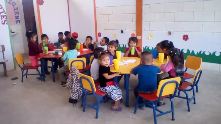Kinder spielen in einer frühkindlichen Einrichtung zusammen