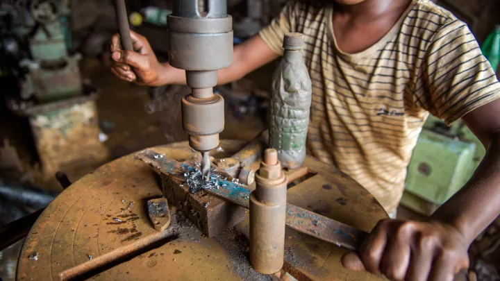 Kinderarbeit existiert vor allem am unteren Ende von Lieferketten - in Entwicklungsländern wie Bangladesch 