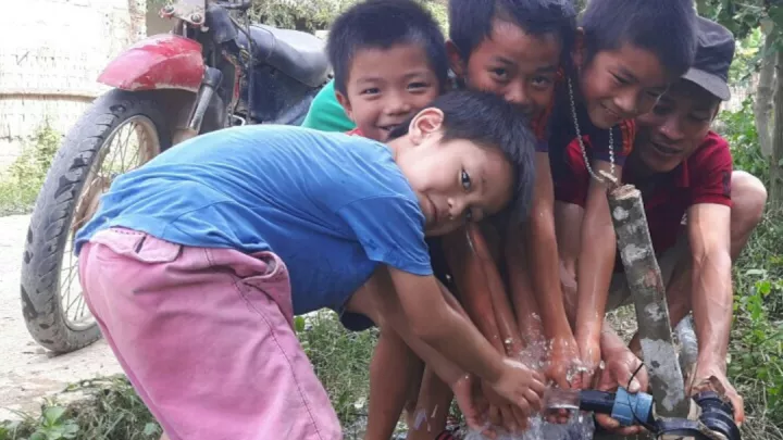 Kinder in Vietnam an einem Wasserhahn