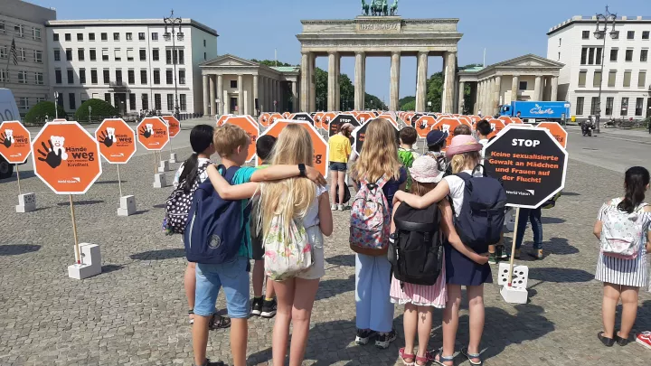 Aktion in Berlin Gewalt gegen Kinder