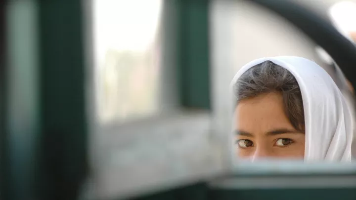 Ausschluss von höherer Bildung: Eine Schülerin in Afghanistan blickt aus dem Fenster (Archivbild) 