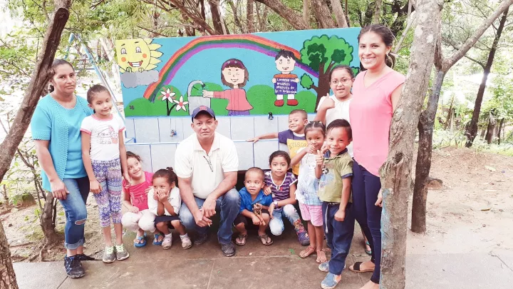 Kinder mit Betreuerin in Nicaragua