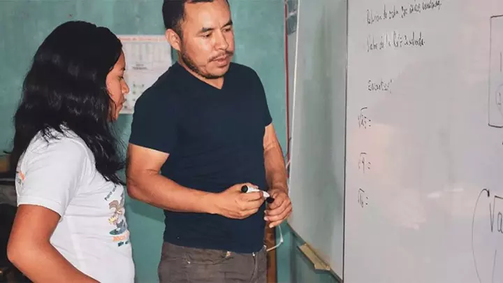 Junges Mädchen mit Lehrer in Honduras