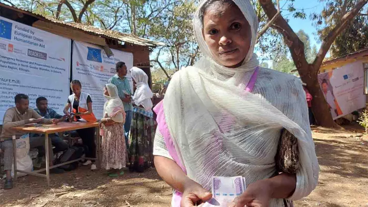 Frau erhält Bargeld in Äthiopien