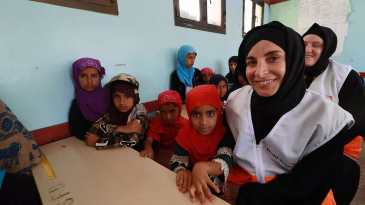 World Vision Mitarbeiterin in einer Schule im Jemen