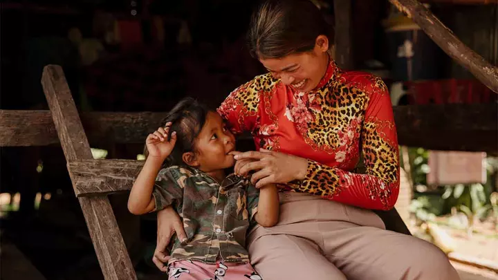 Mutter mit ihrem Kind in Kambodscha