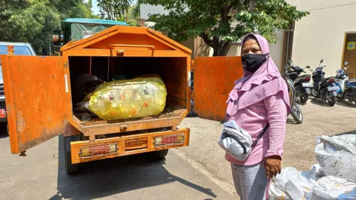 Eine Frau aus Indonesien unterstützt die Abfallwirtschaft