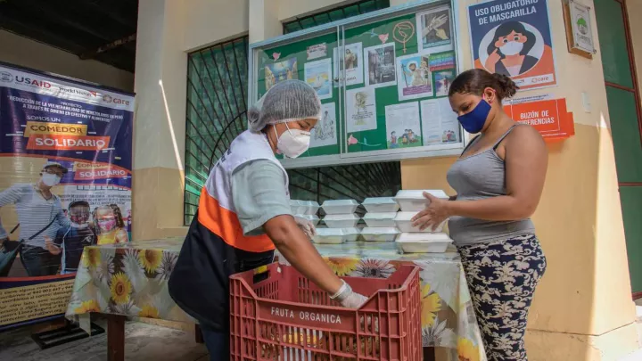 Zwei Frauen in Venezuela unterstützen bei der Verteilung von Lebensmitteln 