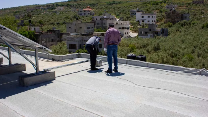 Installation von Solarpanel im Westjordanland