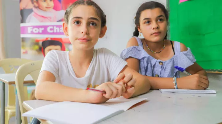 Zwei Mädchen aus dem Libanon in einer Bildungsstätte