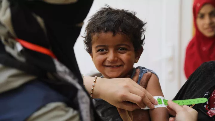 Kleinkind aus Syrien wird auf Mangelernährung geprüft