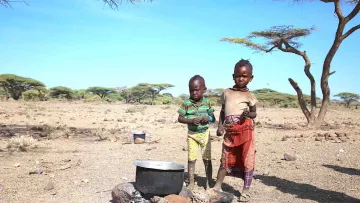 Kinder aus Kenia in karger Landschaft