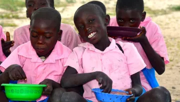 Kinder in Kenia bei einer Schulmahlzeit
